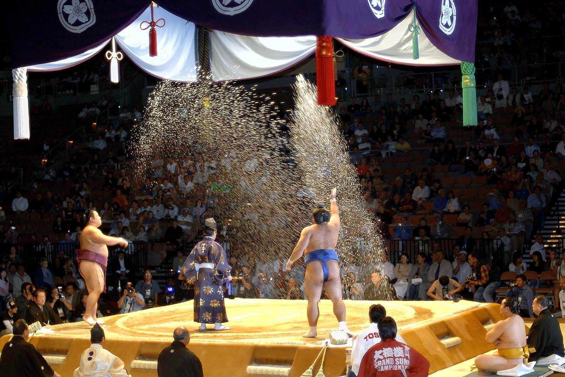 Truyền thống Nhật Bản - Ném muối Sumo